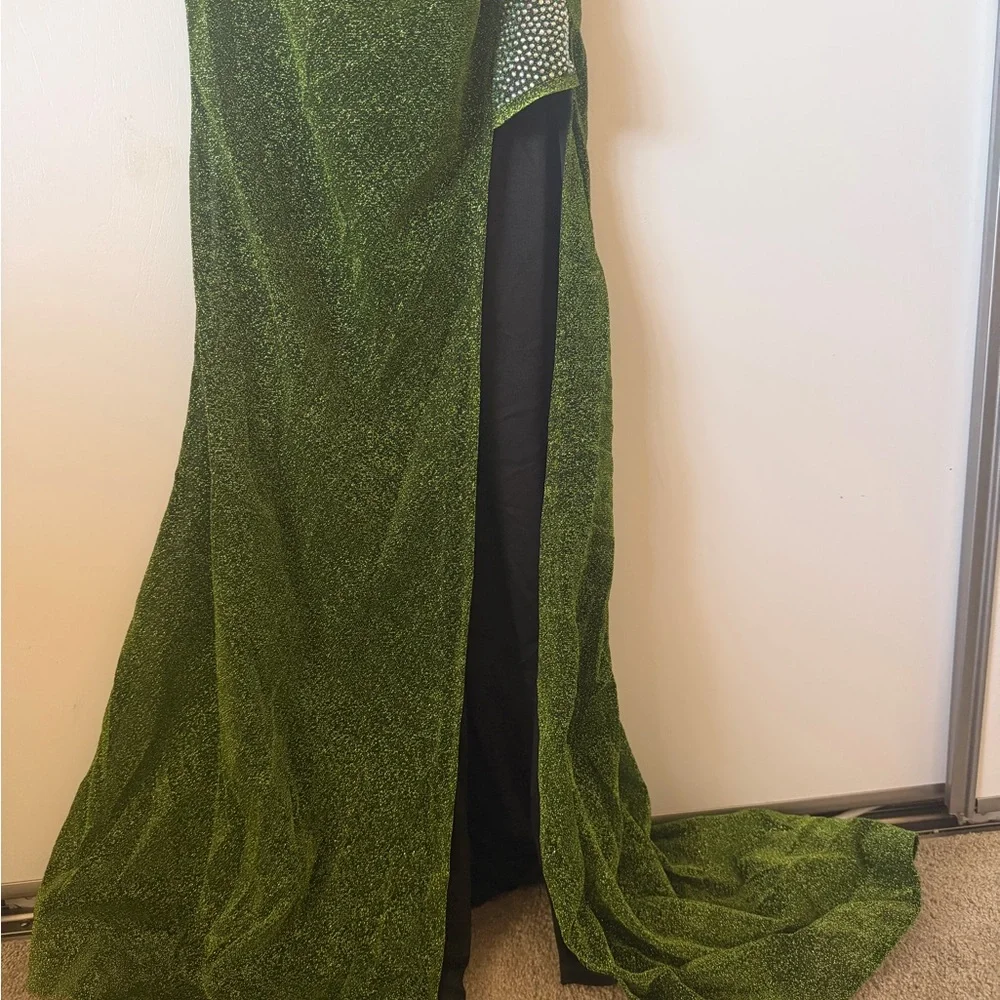 Elegant Green Off-Shoulder Evening Gown - Picture 3 of 7